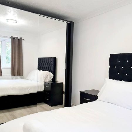 Modern & Spacious - Walk To London Excel- Parking מראה חיצוני תמונה