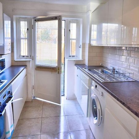 Modern & Spacious - Walk To London Excel- Parking מראה חיצוני תמונה