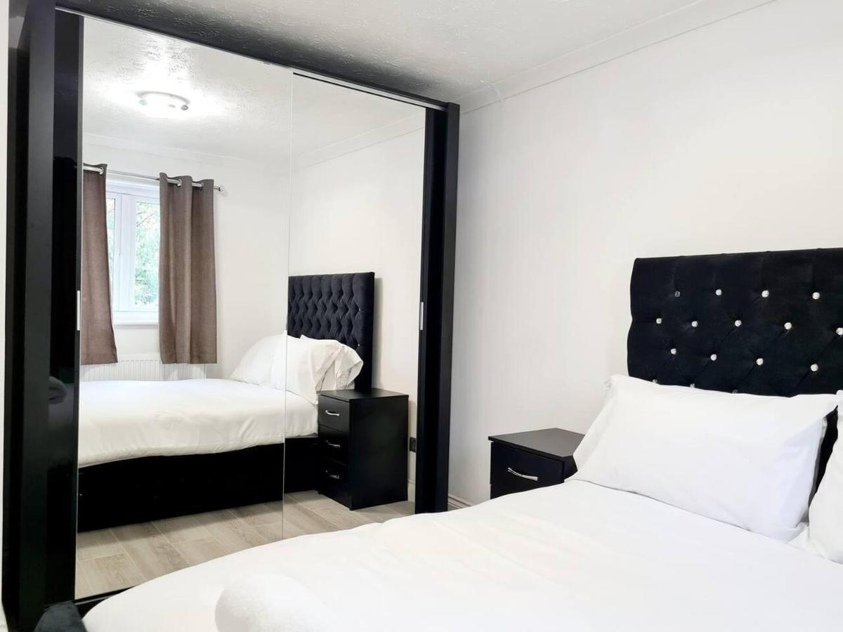 Modern & Spacious - Walk To London Excel- Parking מראה חיצוני תמונה